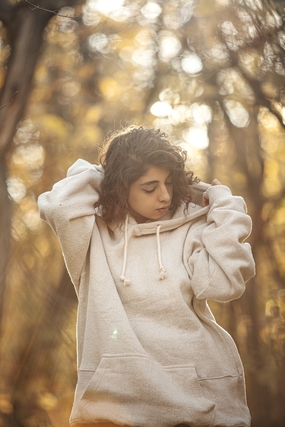 秋季氛围感时尚写真美女摄影图片